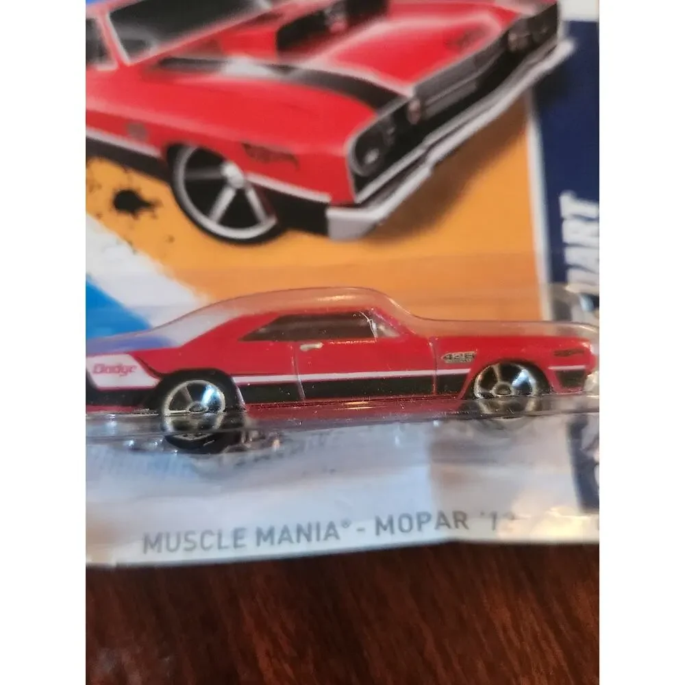 Hot Wheels 68 Dodge Dart Muscle Mania Mopar 2012 81/247 Red Sealed